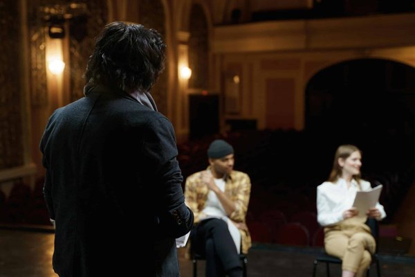 Quelle est l'influence de la poésie sur le langage théâtral français ?