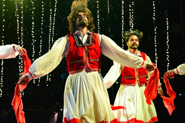 Comment la notion d'espace scénique a-t-elle évolué dans le théâtre français ?